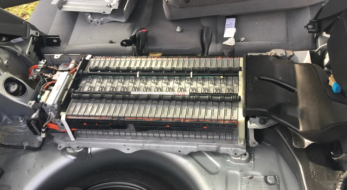 2代目プリウスへのバッテリー搭載作業の参考写真。